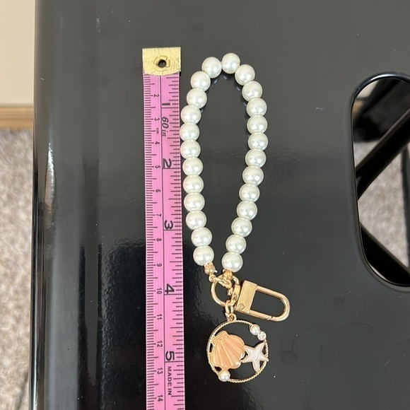 NWT faux pearl keychain - Picture 4 of 4